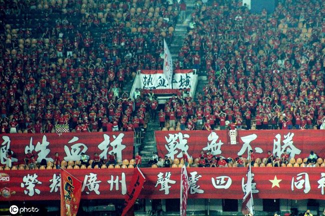 有一个灯光师对我说过:姜文，你不是一个好脾气的人，而且在现场有时也会得罪人，我们也有两个月没到工资的时候，但是为什么大家都能坚持干下去，因为每次看样片，都给大家一个希望。